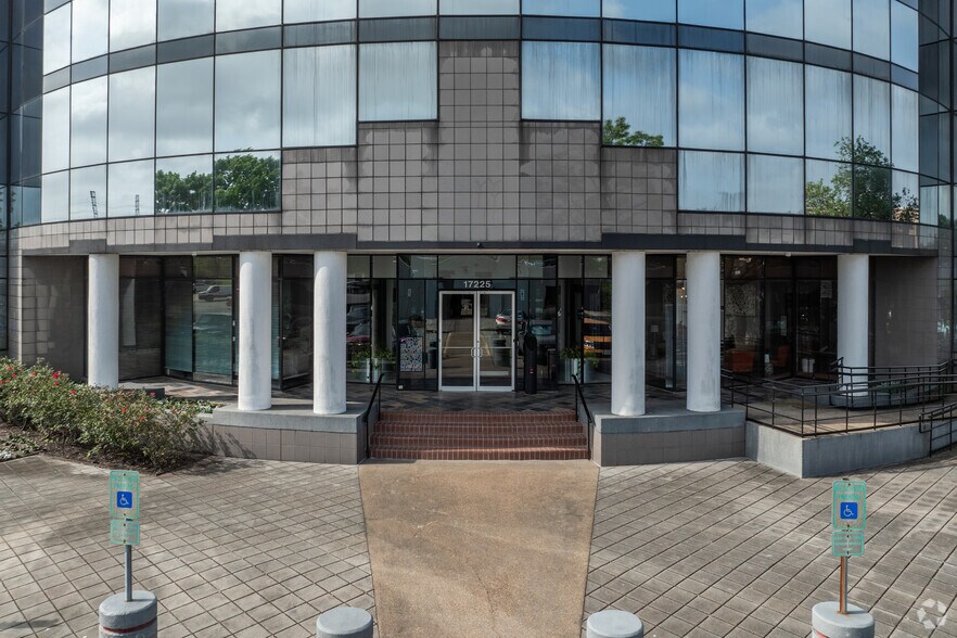 More Photos Of 17225 El Camino Real, Houston Office For Lease