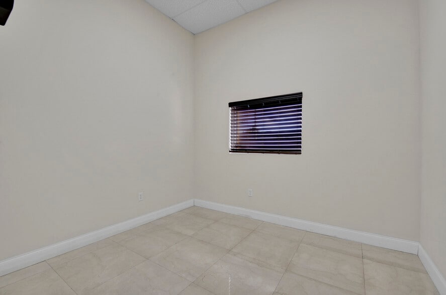 More Photos Of 901 Central Florida Pky, Orlando Warehouse For Lease