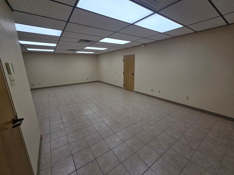 More Photos Of 3610-3616 Saturn Rd, Garland Office For Lease