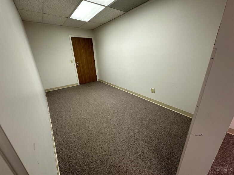 More Photos Of 2010-2040 Anderson Ferry Rd, Cincinnati Unknown For Lease