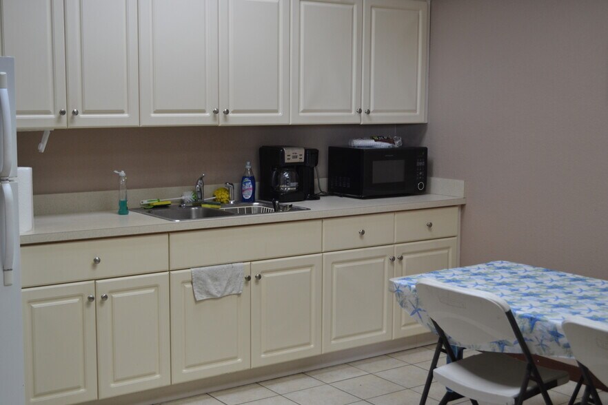 More Photos Of 1401 US Highway 17 N, Fort Meade Freestanding For Sale