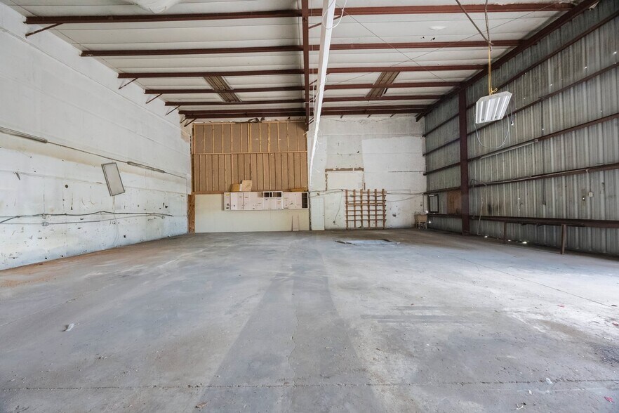 More Photos Of 9161 131st Pl N, Largo Warehouse For Lease