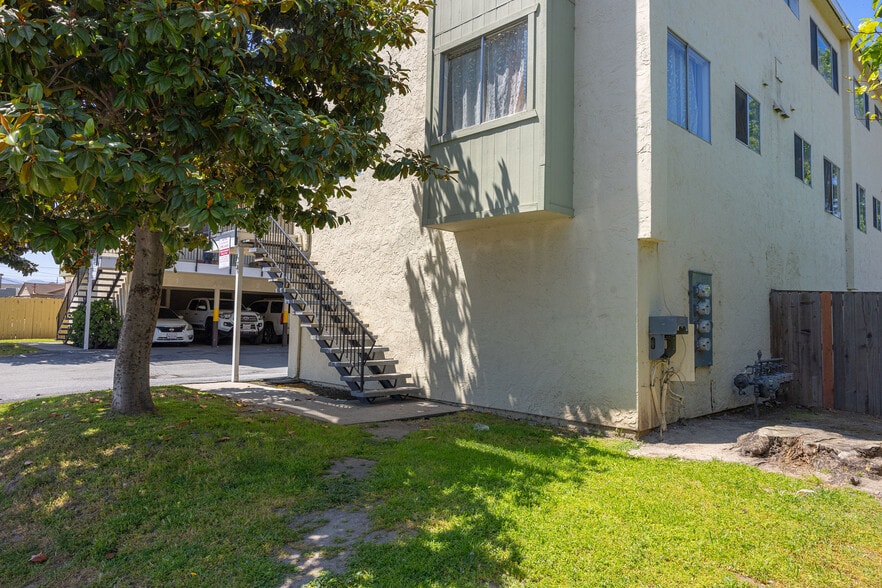 More Photos Of 75 N Hebbron Ave, Salinas Apartments For Sale
