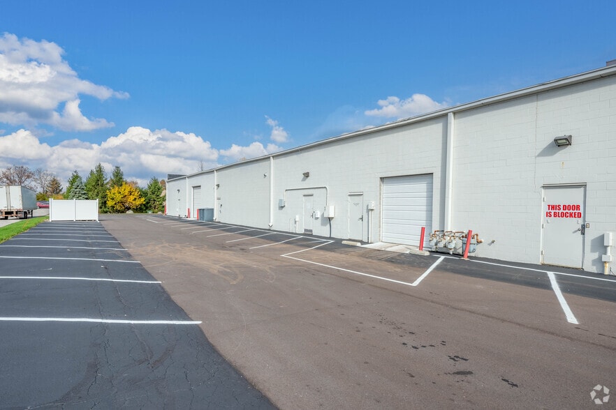 More Photos Of 10022 Lantern Rd, Fishers Flex For Sale