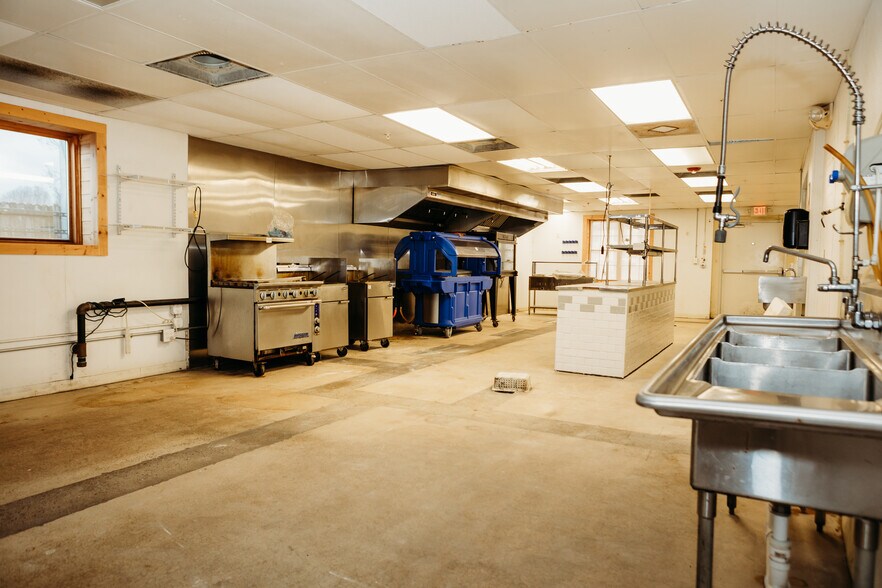 More Photos Of 817 Interstate Dr, Manchester Freestanding For Sale