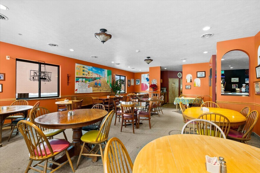 More Photos Of 212 Main St, Oneida General Retail For Sale