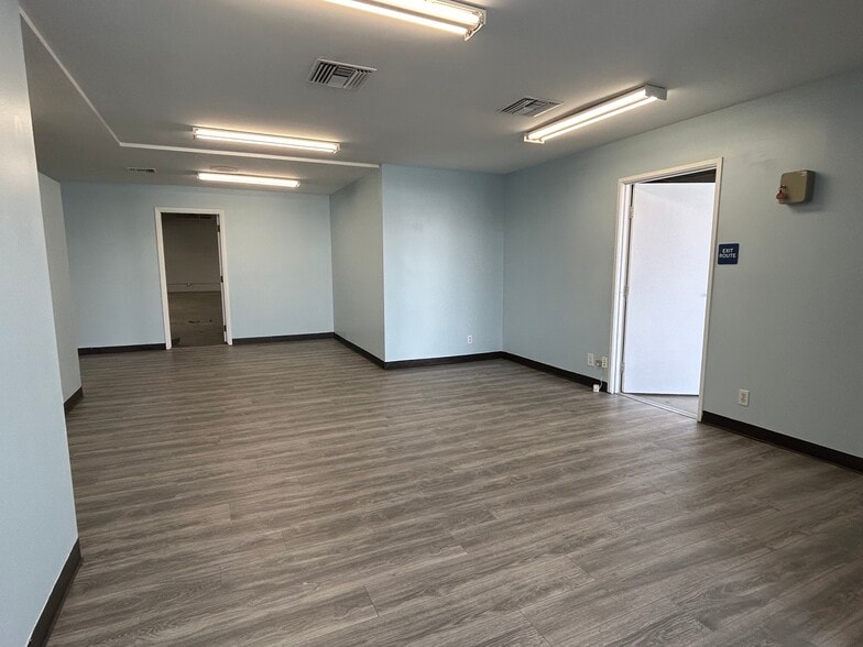 More Photos Of 16140 Leadwell St, Van Nuys Warehouse For Lease