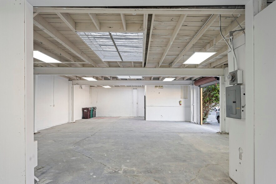 More Photos Of 3294 Louise St, Emeryville Warehouse For Sale