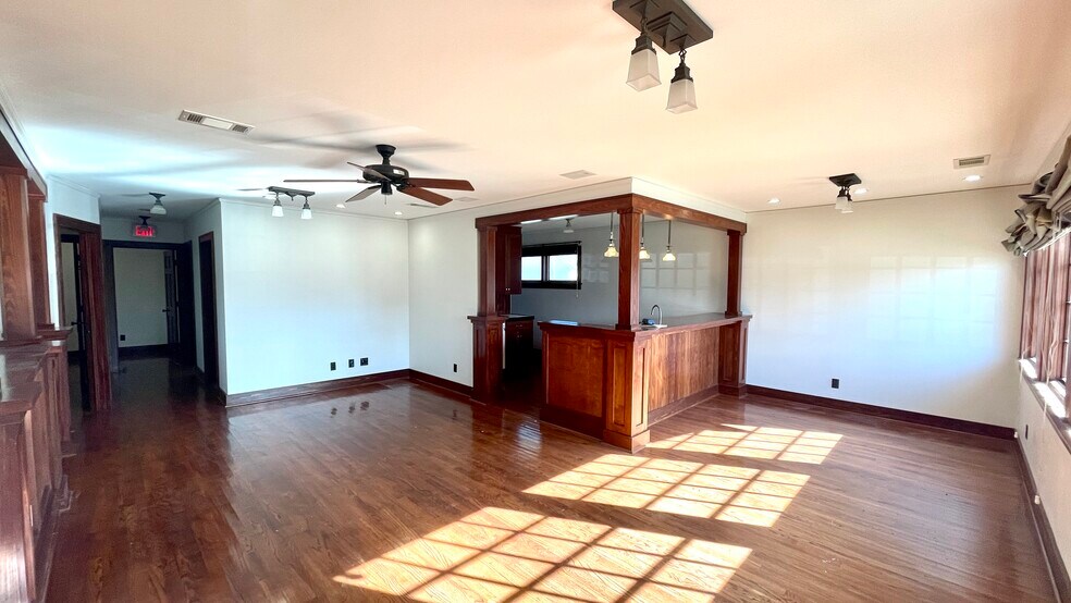 More Photos Of 500 W Nash St, Terrell Medical For Sale