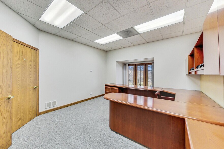 More Photos Of 28085 N Ashley Cir, Libertyville Medical For Lease