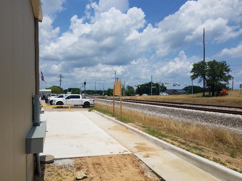 More Photos Of 811 Stonecrest Rd, Argyle Showroom For Lease