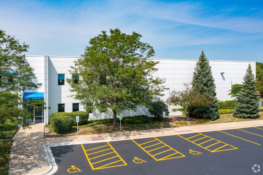 More Photos Of 585 Bond St, Lincolnshire Light Distribution For Lease