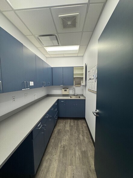 More Photos Of 4950-5020 W Dempster St, Skokie Unknown For Lease