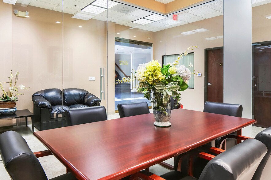 More Photos Of 601 E Tahquitz Canyon Way, Palm Springs Office For Sale