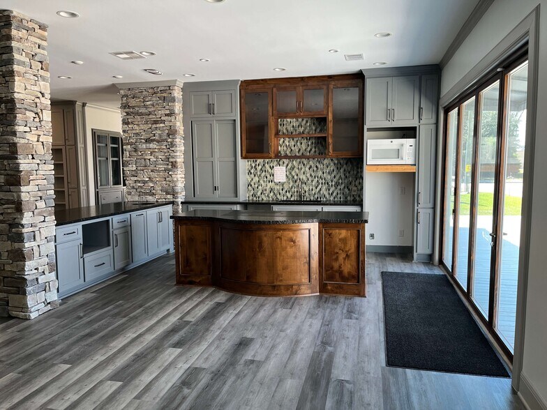 More Photos Of 1715 Northpark Dr, Kingwood Storefront For Lease