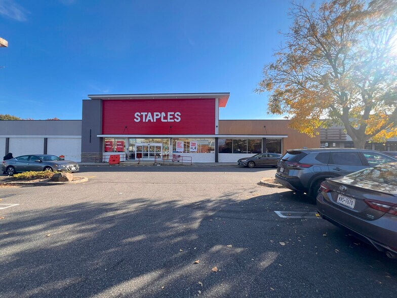 More Photos Of 410-2 S Oyster Bay Rd, Hicksville Freestanding For Lease