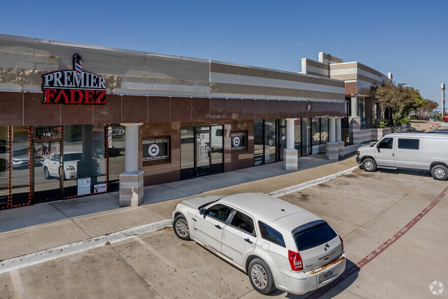 More Photos Of 1100 Bridgewood Dr, Fort Worth General Retail For Lease