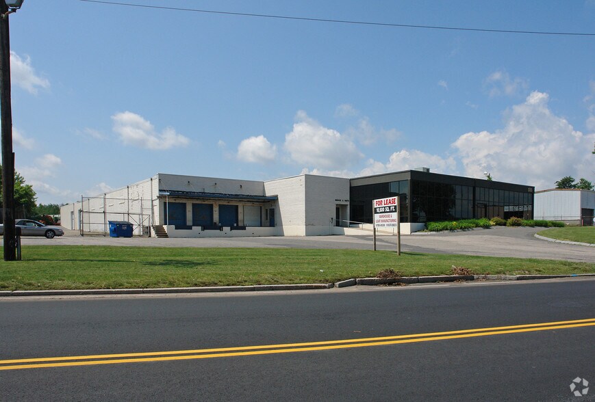 More Photos Of 555 Cottage St, Springfield Warehouse For Lease