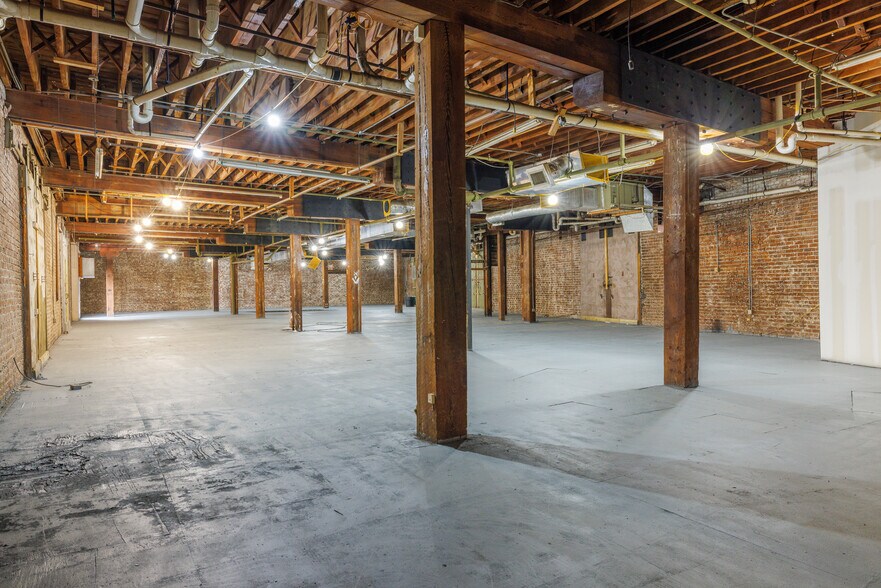 More Photos Of 313 W River St, Savannah Freestanding For Lease