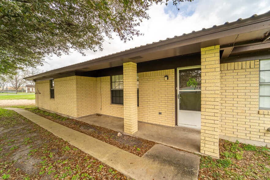 514 Dugger St, Edna, TX 77957 Religious Facility For Sale