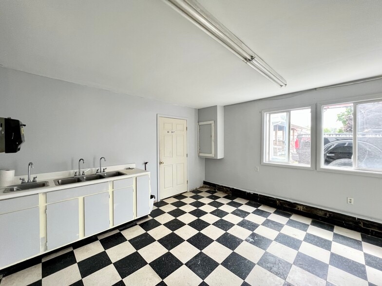 More Photos Of 444 North Ave, Hilton Restaurant For Lease