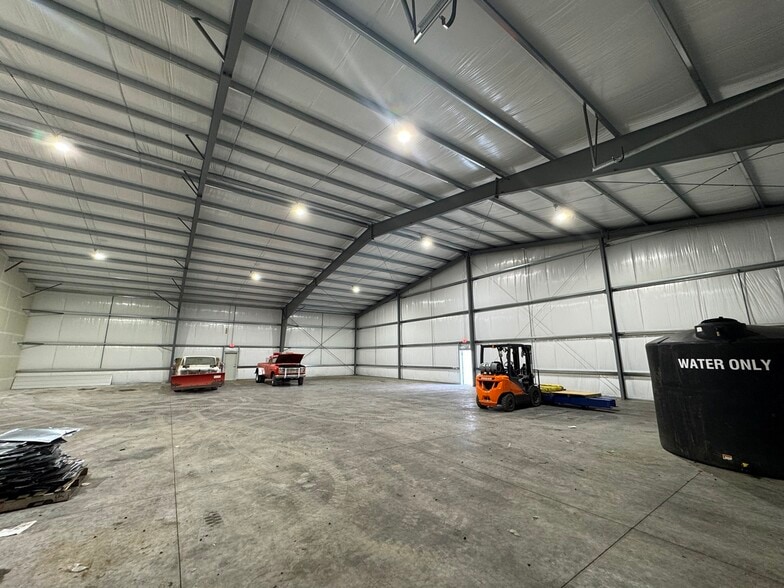 More Photos Of 31970 Cinema way, Tangent Showroom For Lease