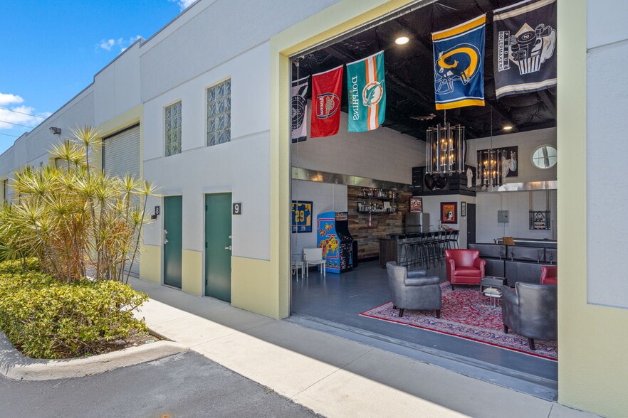 More Photos Of 2937 Ravenswood Rd, Fort Lauderdale Self Storage For Lease