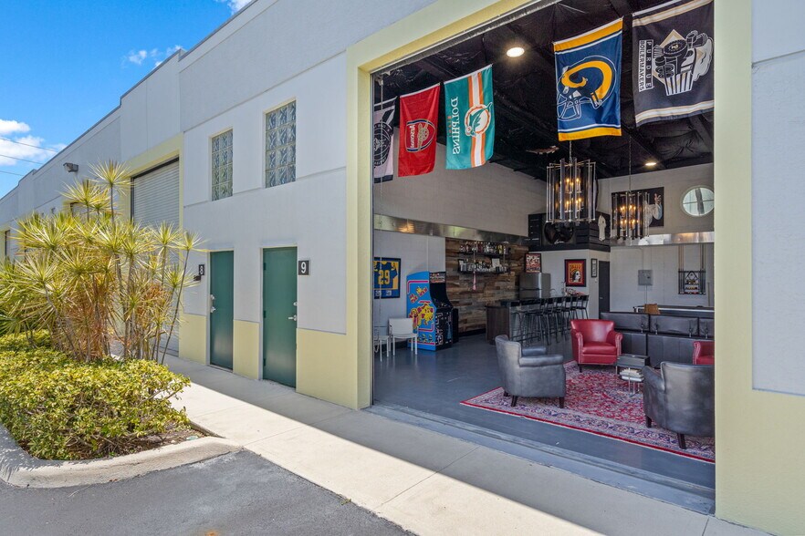 More Photos Of 2937 Ravenswood Rd, Fort Lauderdale Self Storage For Sale