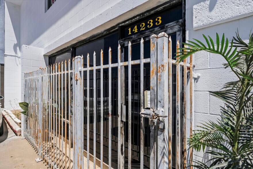 More Photos Of 14233 Oxnard St, Van Nuys Service For Lease
