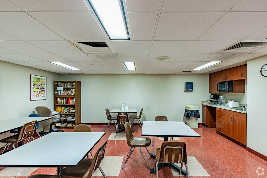 More Photos Of 334 W Main St, Somerset Flex For Lease