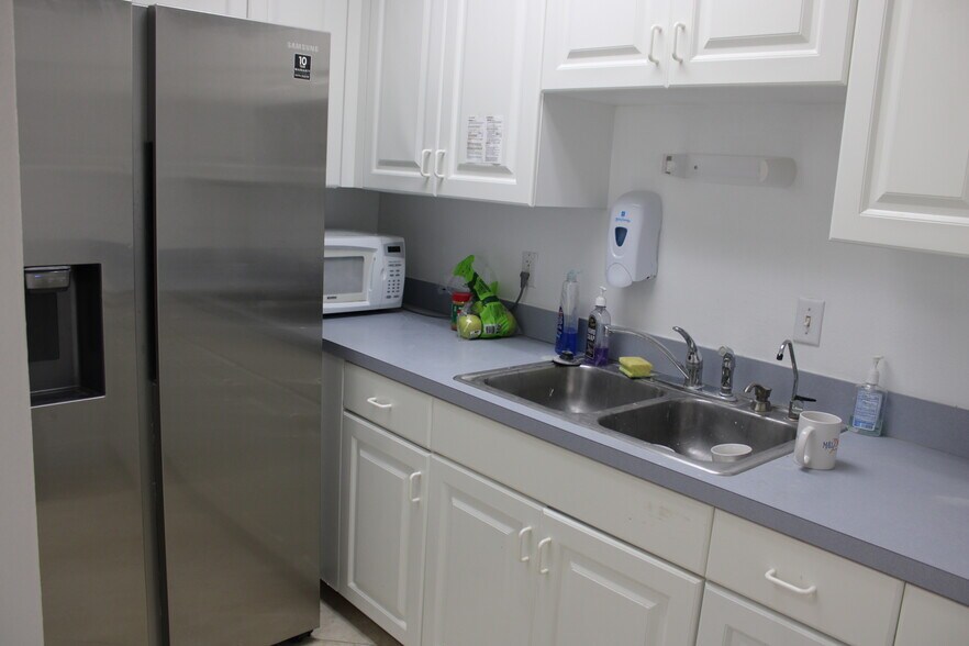 More Photos Of 110 Athens St, Tarpon Springs Light Manufacturing For Sale