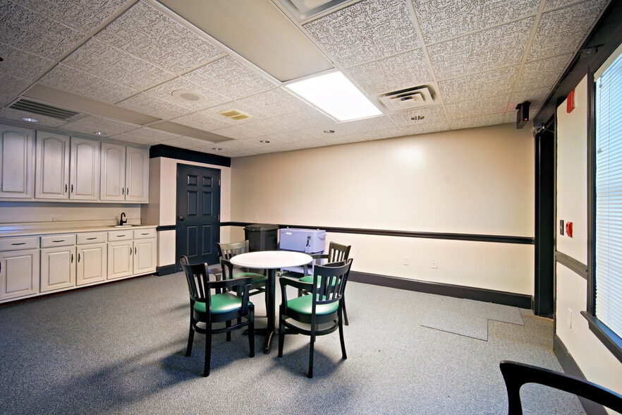 More Photos Of 128 Oakview Club Dr, Macon-Bibb Golf Course Driving Range For Sale