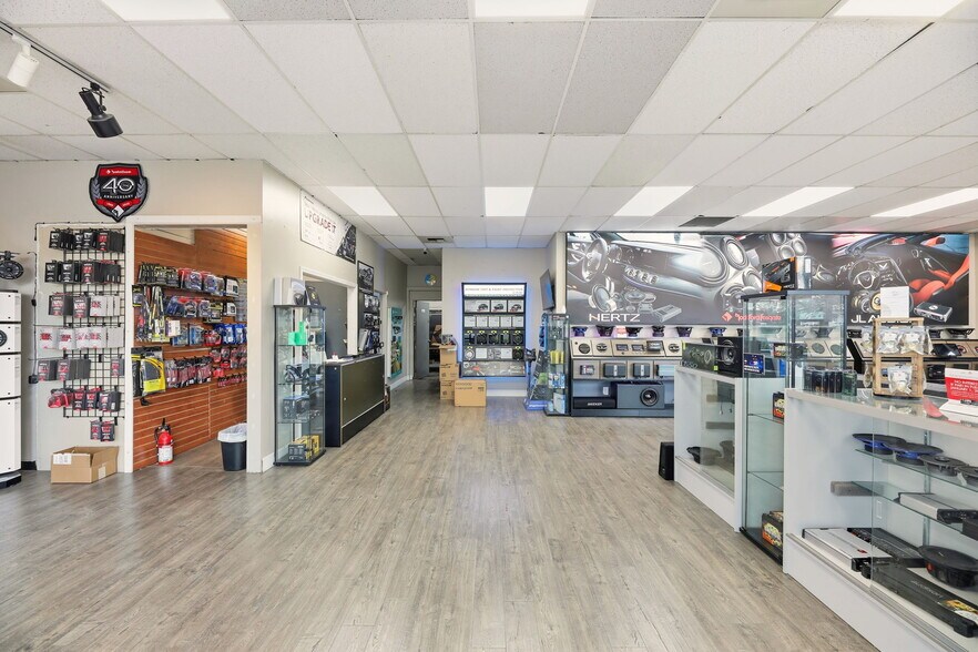 More Photos Of 10 SE Everett Mall Way, Everett General Retail For Lease