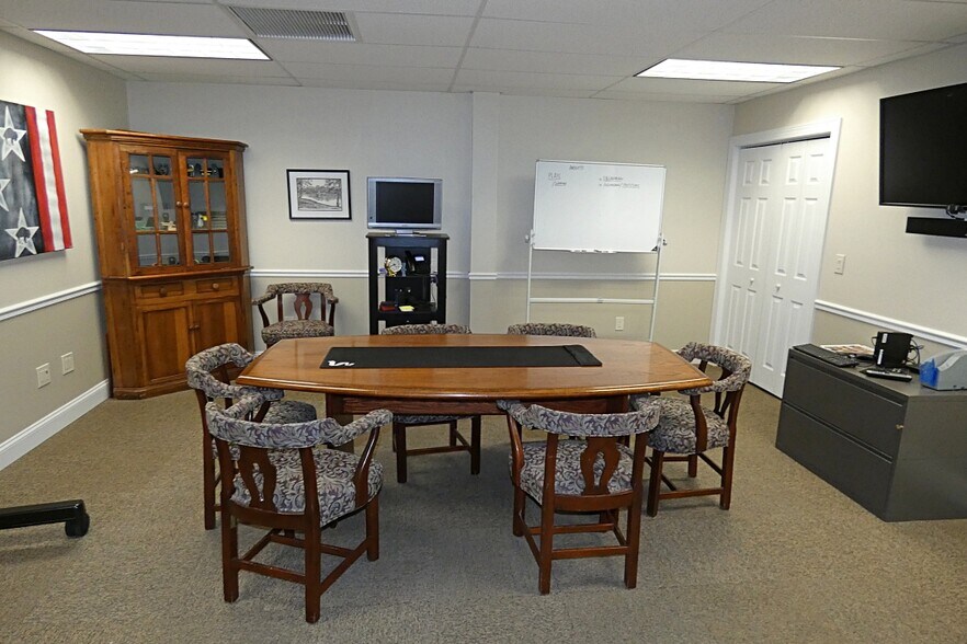 More Photos Of 10 W Main St, Lancaster Flex For Lease