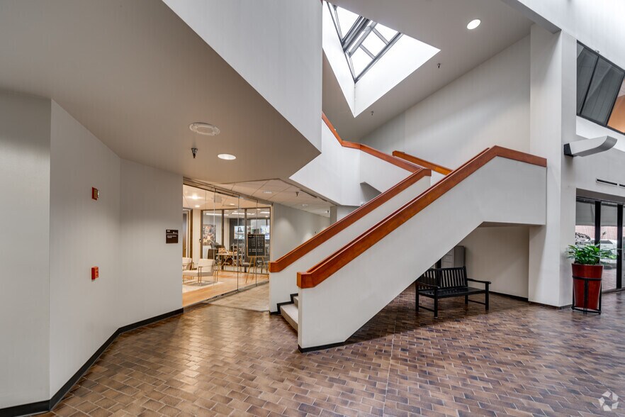 More Photos Of 800 Bering Dr, Houston Office For Lease