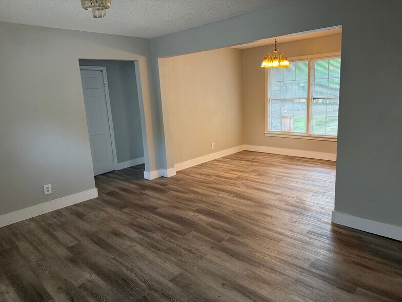More Photos Of 1105 W University Dr, McKinney General Retail For Lease