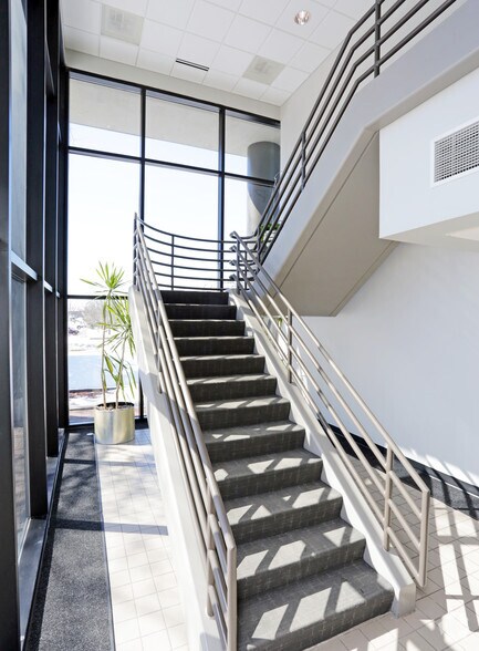 More Photos Of 1701 48th St, West Des Moines Office For Lease