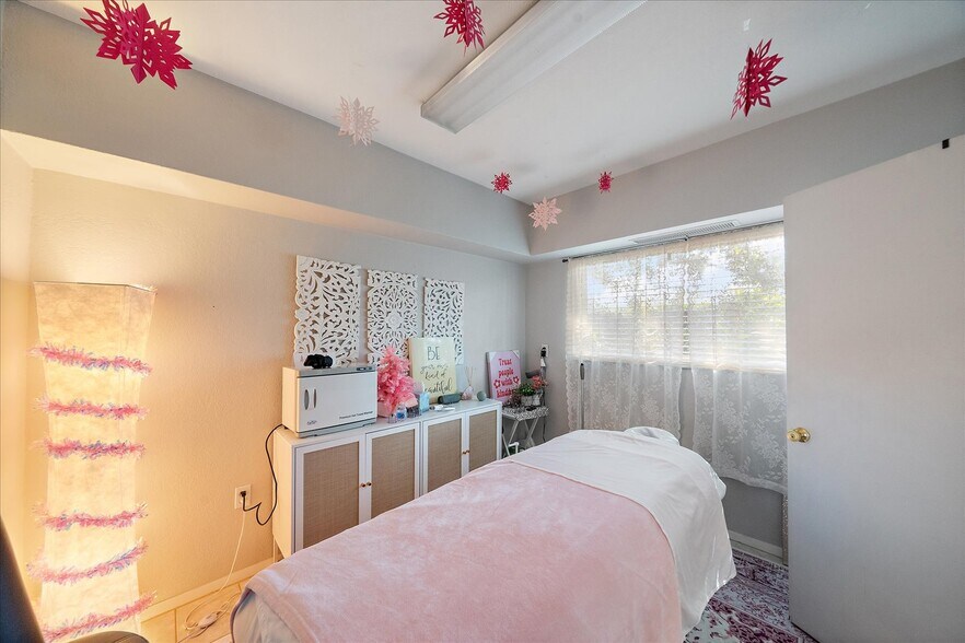 More Photos Of 3932 Swift Rd, Sarasota Office For Sale