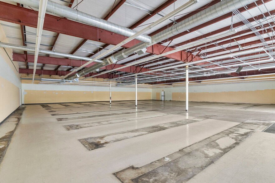 More Photos Of 395 N Gardner St, Scottsburg Freestanding For Sale