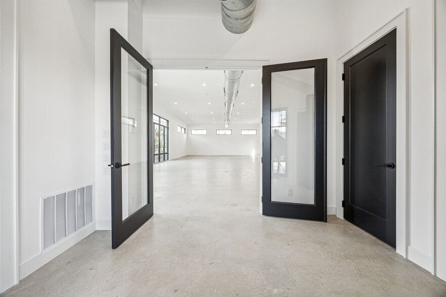 More Photos Of 446 Tyler St, Dallas Office For Sale