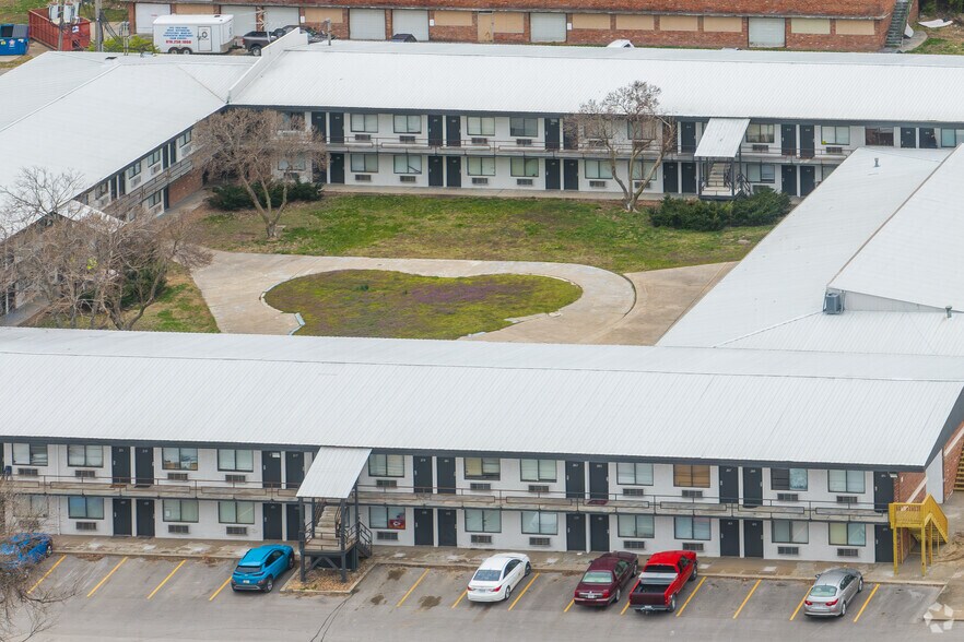 More Photos Of 115 NW Harlem Rd, Kansas City Apartments For Sale