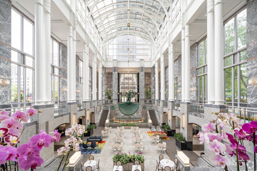 More Photos Of 311 S Wacker Dr, Chicago Office For Lease