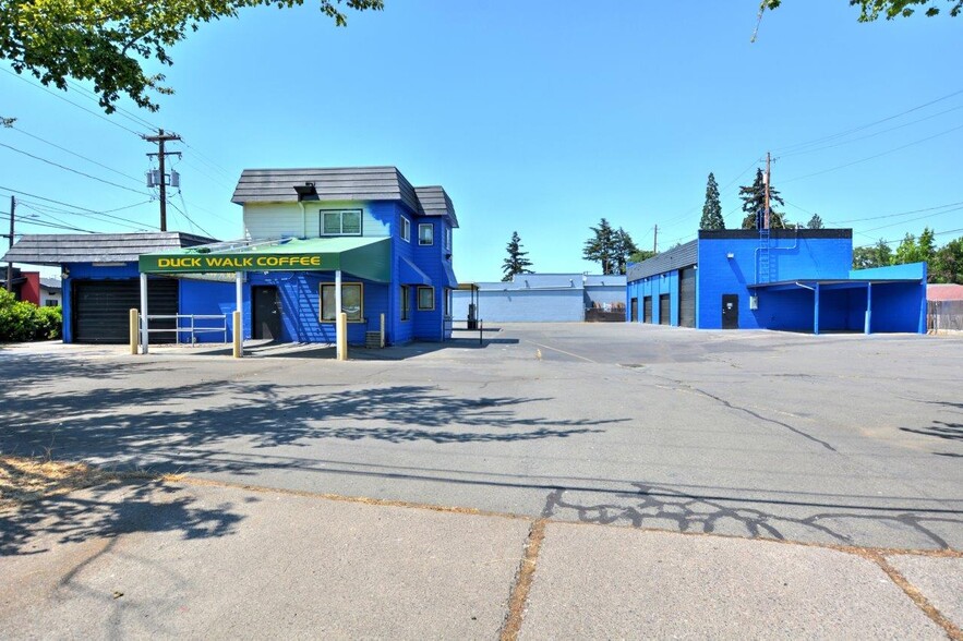 Primary Photo Of 617 S Riverside Ave, Medford Auto Repair For Lease