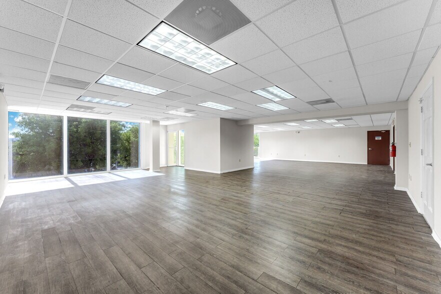 More Photos Of 2100 Nw 102nd Pl, Doral Warehouse For Lease