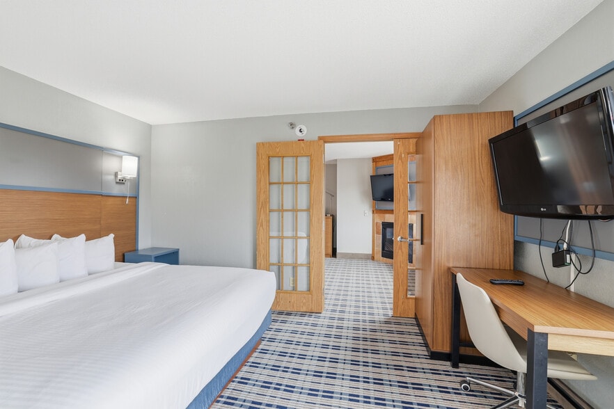 More Photos Of 4675 White Bear Pky, White Bear Lake Hotel For Sale