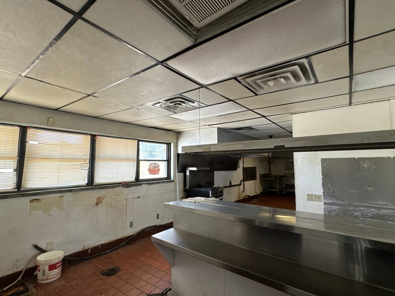 More Photos Of 520 W Broadway, Seminole Flex For Sale