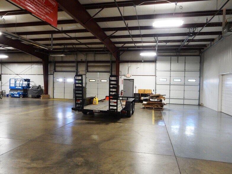 More Photos Of 120 Bentley Ct, Findlay Warehouse For Lease