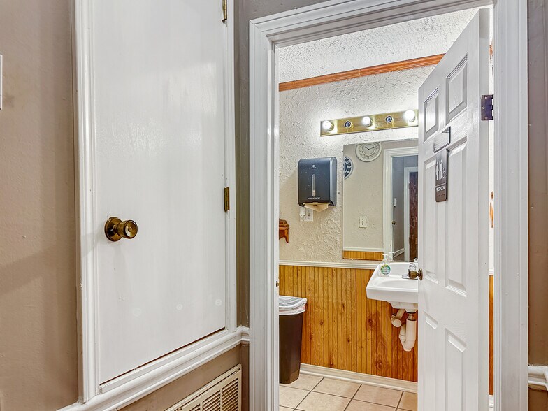 More Photos Of 1505 S Hwy 95A, Cantonment Freestanding For Sale