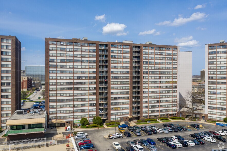 More Photos Of 5441 N East River Rd, Chicago Apartments For Lease