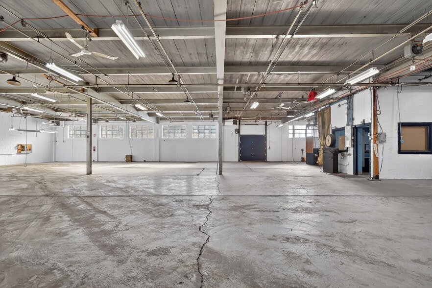 More Photos Of 1025 St Butler, Montréal Distribution For Sale